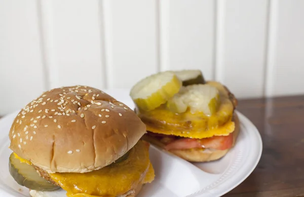 Preparación de hamburguesas vegetarianas con queso — Foto de Stock