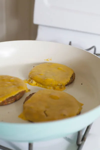 Matlagning Veggie Cheeseburgers — Stockfoto