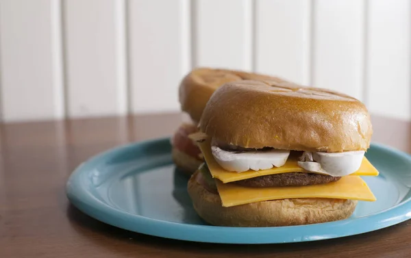 Par Hamburguesas Vegetarianas Con Queso Bollos Dulces —  Fotos de Stock