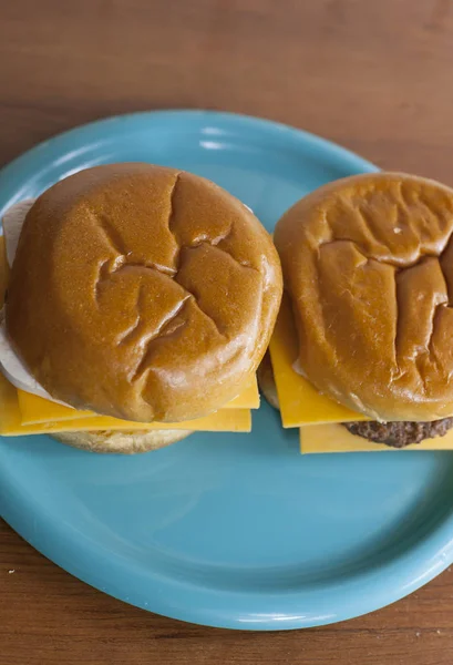 Sebzeli Çizburger Tatlı Buns Üzerinde Bir Çift — Stok fotoğraf