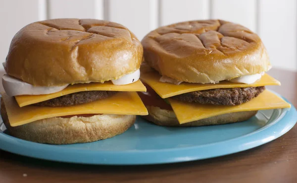 Ein Paar Vegane Cheeseburger Auf Süßen Brötchen — Stockfoto