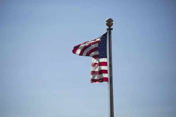Αμερικανική Σημαία Κυματίζει Σθεναρά Στον Αέρα Ενάντια Έναν Μπλε Ουρανό — Φωτογραφία Αρχείου