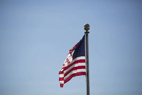 Amerikai Zászló Integet Erőteljesen Szél Ellen Blue Sky — Stock Fotó