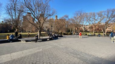 İnsanlar Noel 'den birkaç gün önce Manhattan' daki Nyu kampüsünün yakınındaki bir parkta dinleniyorlar. .