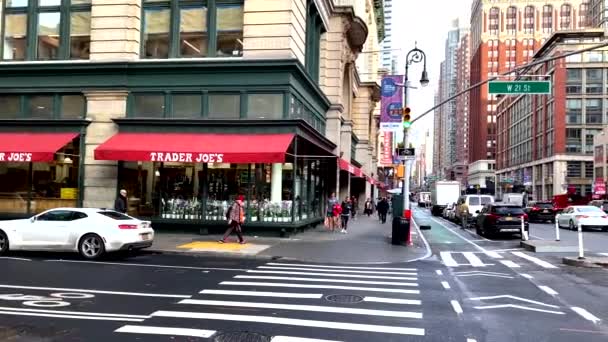 マンハッタンの食料品店の近くの交通は 自転車レーン 横断歩道 タクシー 駐車車両を示しています — ストック動画