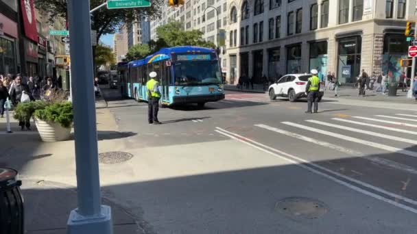新的14街十字路口的公共汽车和卡车只允许公共汽车和卡车通过 这样警察就可以告诉汽车和出租车他们必须离开大街 — 图库视频影像