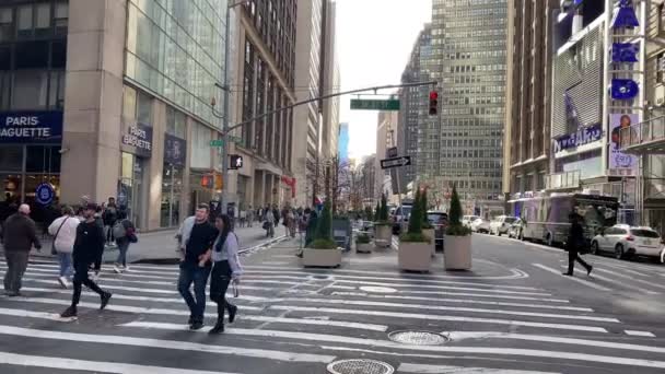 Gente Cruzando Una Intersección Broadway Manhattan — Vídeo de stock