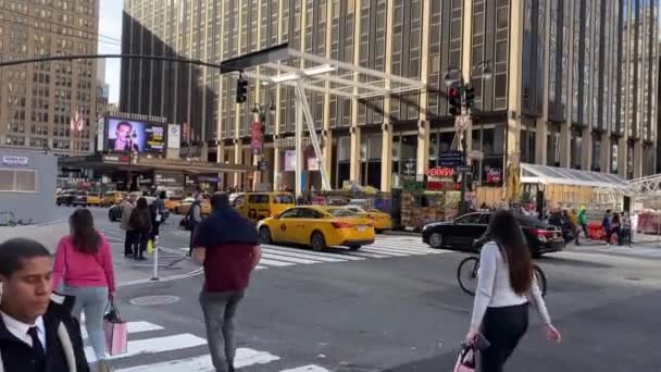 Άνθρωποι Διασχίζουν Μια Διασταύρωση Κοντά Στην Πλατεία Μάντισον Στην Λεωφόρο — Αρχείο Βίντεο