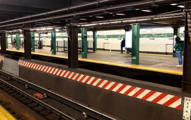 New York metro platformları, merdivenler, işaretler, semboller, kışın ortasında.