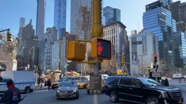 Columbus Circle Nyc 'ten bakıldığında süper uzun gökdelenler 59. Cadde metro girişinin yakınında güneye bakıyor..