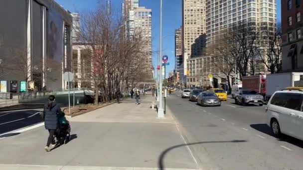 Trafic Passe Devant Lincoln Center New York Direction Sud Sur — Video