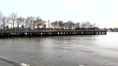 Hudson Nehri 'nden New Jersey' e Manhattan 'dan gökyüzüne bakıyorum.