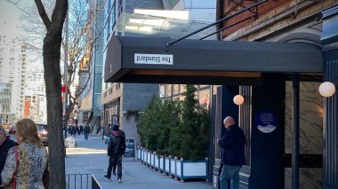 Tepetaklak duran logo, binanın yanından geçenlerin dikkatini çekiyor.