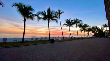 Fort Myers Plajı, FL - Meksika Körfezi yakınlarındaki konutlar güzel bir gün batımına bakarken Geceçöküşü yaklaşıyor