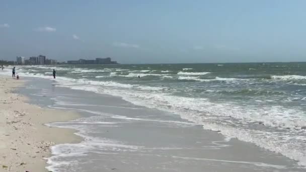Fort Myers Beach Νερό Από Τον Κόλπο Του Μεξικού Αγκαλιάζει — Αρχείο Βίντεο