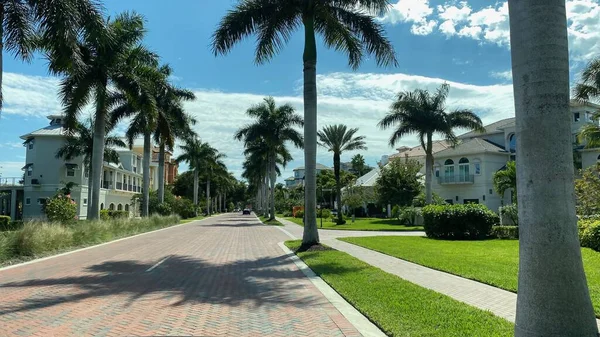 Bonita Springs, Florida: Yalınayak Sahil Bulvarı boyunca mükemmel bir manzarası olan konutlar
