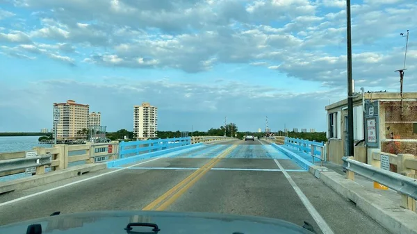 Fort Myers Sahili, FL-Draw köprüsü Estero Adası 'nda Büyük Carlos Geçidi' ne yaklaşıyor.