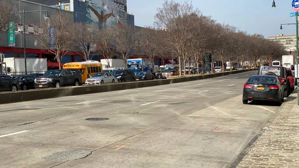 New York, New York, ABD - 1 Mayıs 2020: Manhattan Chelsea Piers yakınlarındaki 11. Cadde 'deki trafik ışıklarında durdu