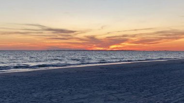 Meksika Körfezi 'nde gün batımı Fort Myers Beach, Florida' dan Sanibel Adası 'na bakıyor.