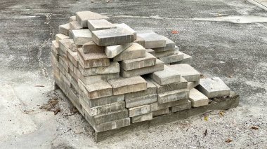 Konut ve ticari binaların yapımında kullanılan dikdörtgen beton bloklar içeren bir palet