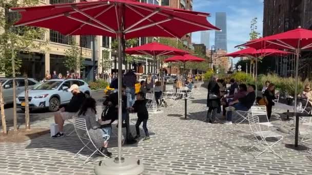 New York Folk Shoppar Promenerar Och Njuter Den Soliga Dagen — Stockvideo