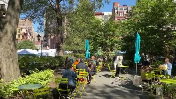 Nova Iorque Relaxando Union Square Park Com Mercado Agricultores Adjacente — Vídeo de Stock