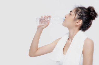 Beyaz arkaplan kullanan insanlar.