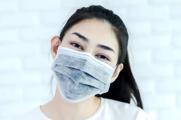Niña Asiática Que Lleva Una Máscara Negra Máscara Nose Protege —  Fotos de Stock