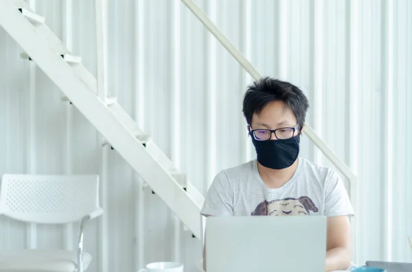 Homens Asiáticos Vestindo Óculos Usar Uma Máscara Preta Está Funcionando Imagem De Stock