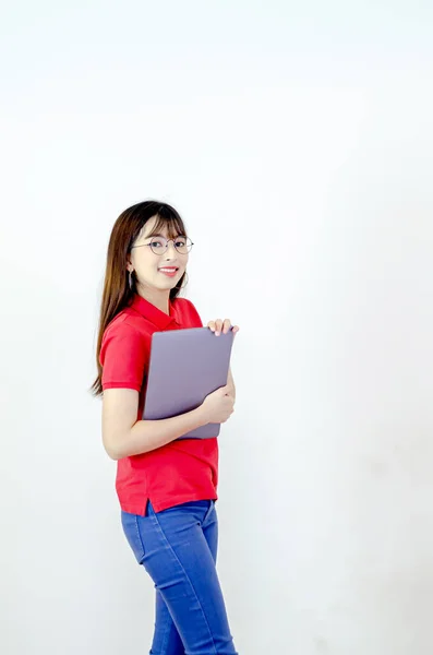 赤いシャツを着た美しいアジアの女性 ノートパソコンで笑顔 — ストック写真