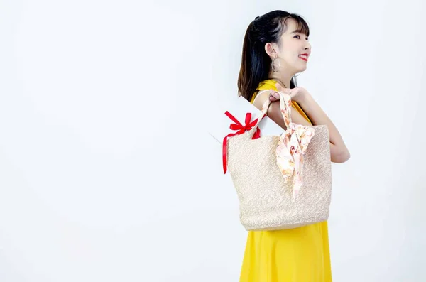Beautiful Asian Woman Yellow Dress Smiling Hold Gift Box Focus — ストック写真