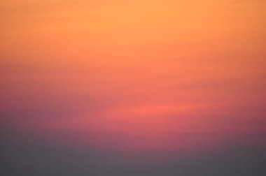 Altın gökyüzü günbatımı