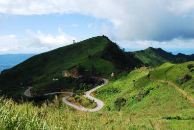 Dağ yollarında mavi gökyüzü arka planda