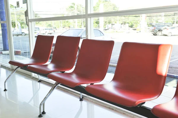 Dettaglio del salotto moderno con la sedia rossa — Foto Stock