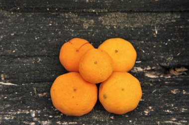 eski ahşap zemin üzerine mandalina