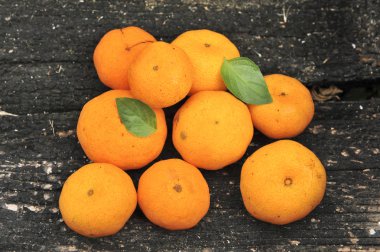 eski ahşap zemin üzerine mandalina