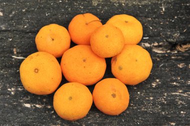 eski ahşap zemin üzerine mandalina