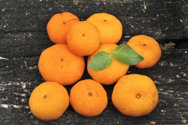 eski ahşap zemin üzerine mandalina