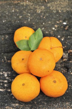 eski ahşap zemin üzerine mandalina