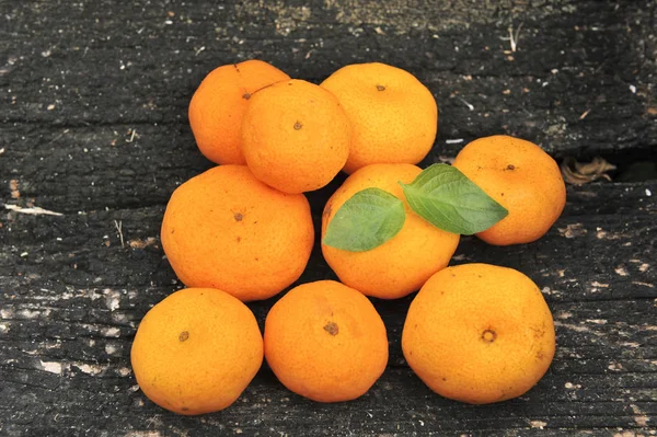 eski ahşap zemin üzerine mandalina