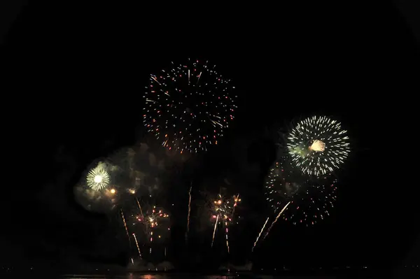 11月29日至30日 泰国帕塔亚国际烟花节 Pattaya International Fireworks Festival 2019 在帕塔亚海滩举行 — 图库照片