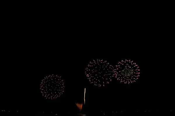 11月29日至30日 泰国帕塔亚国际烟花节 Pattaya International Fireworks Festival 2019 在帕塔亚海滩举行 — 图库照片