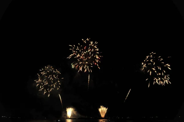 11月29日至30日 泰国帕塔亚国际烟花节 Pattaya International Fireworks Festival 2019 在帕塔亚海滩举行 — 图库照片