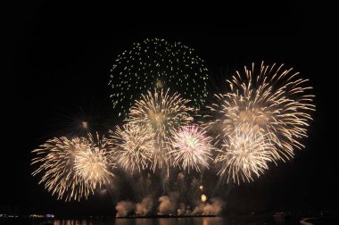 Pattaya-Tayland Kasım 29-30 Pattaya Uluslararası Havai fişek Festivali 2019 Pattaya plajında 29-30 Kasım tarihleri arasında Tayland 'ın başkenti Pattaya' da 