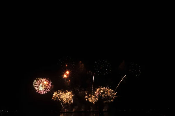 11月29日至30日 泰国帕塔亚国际烟花节 Pattaya International Fireworks Festival 2019 在帕塔亚海滩举行 — 图库照片