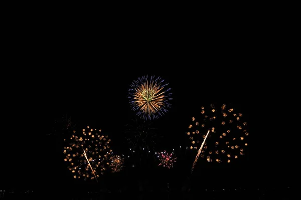 11月29日至30日 泰国帕塔亚国际烟花节 Pattaya International Fireworks Festival 2019 在帕塔亚海滩举行 — 图库照片