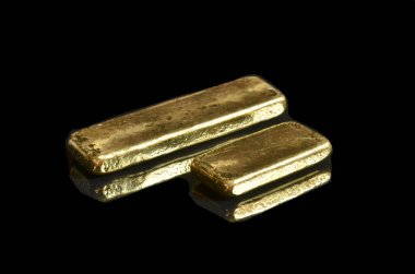 Siyah arkaplanda altın çubuk