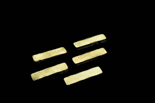 Goldbarren Auf Schwarzem Hintergrund — Stockfoto