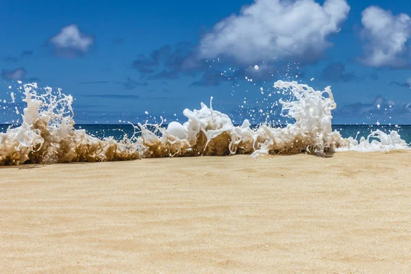 Ola Salpicando Playa Hawaii —  Fotos de Stock