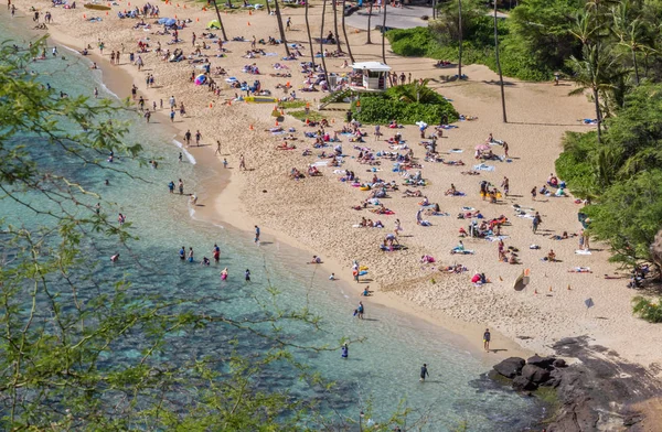 Multitud Turistas Playa Hanauma Bay Isla Oahu Hawaii — Foto de Stock
